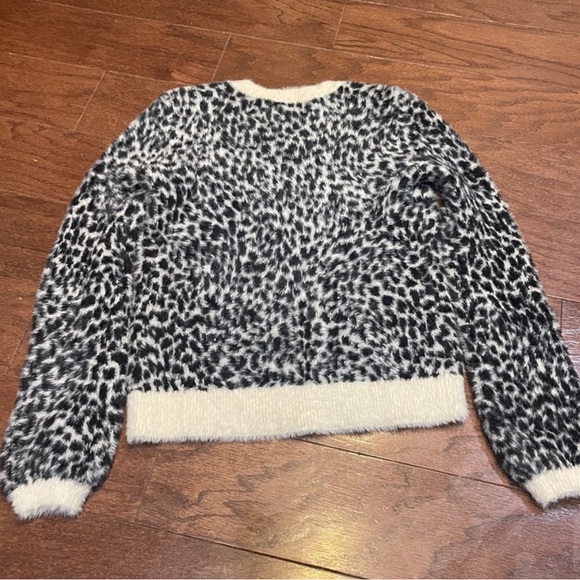 Ann Taylor LOFT Animal Print V-Neck
Pullover Sweater - Picture 6 of 7